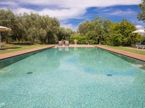 Het zwembad bij of vlak bij Holiday Home Podere Fontemaggio - Fienile by Interhome
