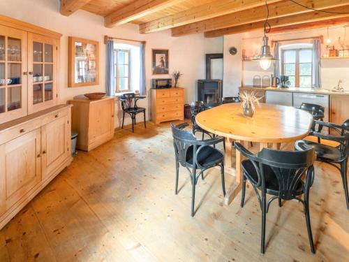 uma grande cozinha com uma mesa de madeira e cadeiras em Holiday Home Ruprechtovský mlýn by Interhome em Ruprechtov