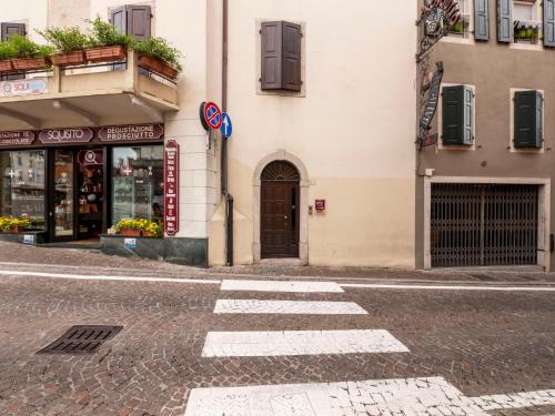 een lege straat voor een gebouw bij Apartment Squisleep-1 by Interhome in San Daniele del Friuli