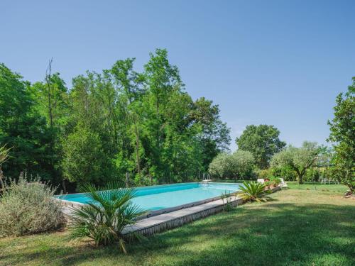 una piscina en un patio con árboles en Holiday Home Elena by Interhome, en Altopascio