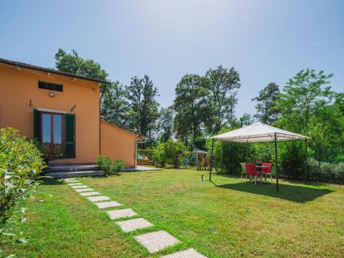 ogród ze stołem i parasolem w obiekcie Holiday Home Elena by Interhome w mieście Altopascio