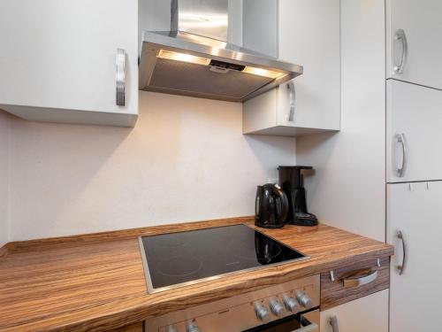 kuchnia ze zlewem i mikrofalówką w obiekcie Apartment Top 5 by Interhome w mieście Sankt Margarethen im Lungau
