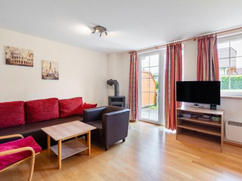 salon z kanapą i telewizorem w obiekcie Apartment Top 5 by Interhome w mieście Sankt Margarethen im Lungau
