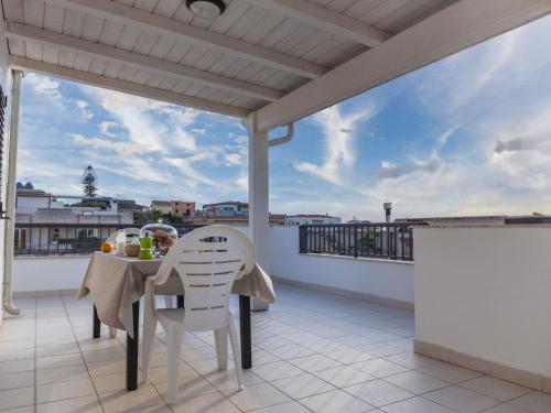 un patio con tavolo e sedie sul balcone. di Apartment Cava Larica by Interhome a Cava dʼAliga