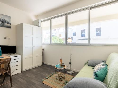 un salon avec un canapé et un bureau dans l'établissement Studio Chéops-2 by Interhome, à La Grande Motte