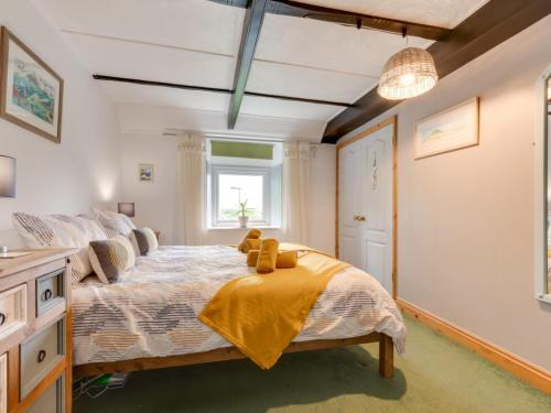 Katil atau katil-katil dalam bilik di Holiday Home Mary-Rose Cottage by Interhome
