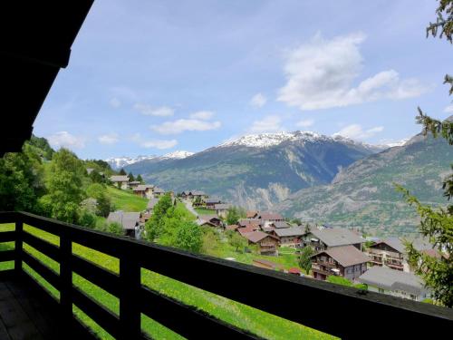 una vista dal balcone di un villaggio in montagna di Holiday Home Chalet Ninette by Interhome a Eischoll