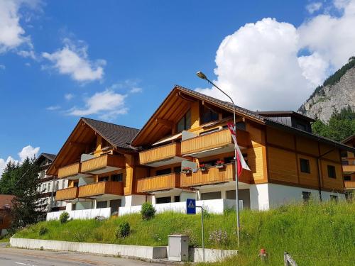 ein großes Gebäude mit Holzbalkonen auf einem Berg in der Unterkunft Apartment Verena by Interhome in Kandersteg