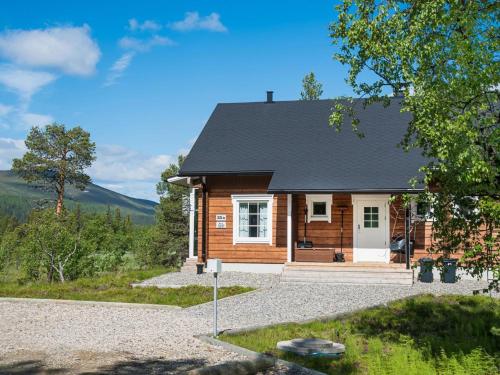 ein Holzhaus mit Kieseinfahrt in der Unterkunft Holiday Home Villa tunturisopuli by Interhome in Raattama