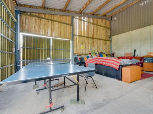 Tischtennis in der Unterkunft Holiday Home Sgubor yr Onwydden oder in der Nähe