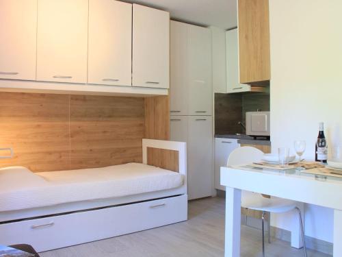 um pequeno quarto com uma cama e uma cozinha em Apartment Grenat 8 by Interhome em Villars-sur-Ollon