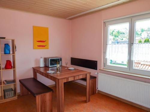 Zimmer mit einem Schreibtisch, einem Computer und einem Fenster in der Unterkunft Apartment Leon by Interhome in Nentershausen