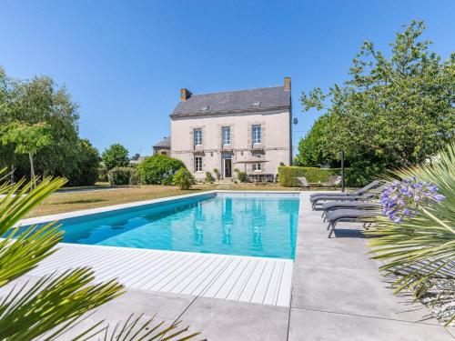 une maison avec une piscine devant une maison dans l'établissement Holiday Home La Maison des Frères - villa - annexe by Interhome, à Caden