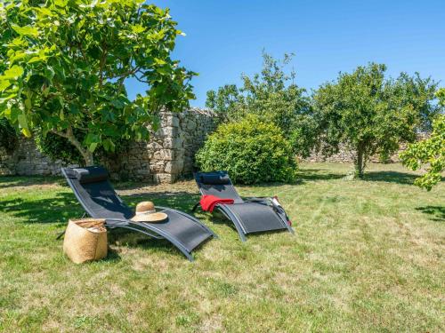 dos sillas y una mesa de picnic en el césped en Holiday Home Ty ar Bilie by Interhome, en Primelin
