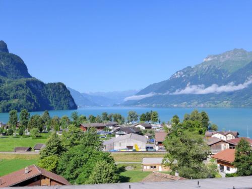 eine Stadt mit See und Bergen im Hintergrund in der Unterkunft Apartment Brienz Sunset by Interhome in Brienz