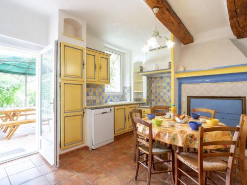 - une cuisine avec une table et une cheminée dans l'établissement Holiday Home Le Mas by Interhome, à Besse-sur-Issole