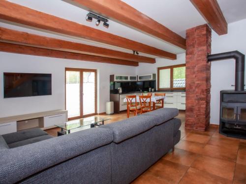 salon z kanapą i kominkiem w obiekcie Holiday Home Dehtáře by Interhome w mieście Hluboká nad Vltavou