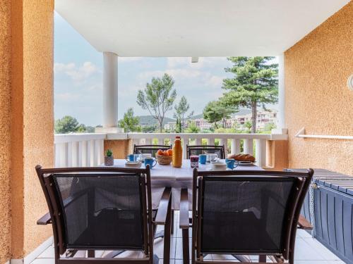 un patio avec deux chaises et une table sur un balcon dans l'établissement Studio Le Belvédère - R4 125 by Interhome, à Agay