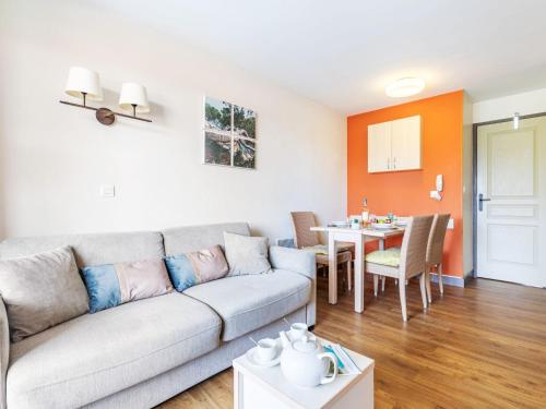 un salon avec un canapé et une table dans l'établissement Studio Le Belvédère - R4 125 by Interhome, à Agay