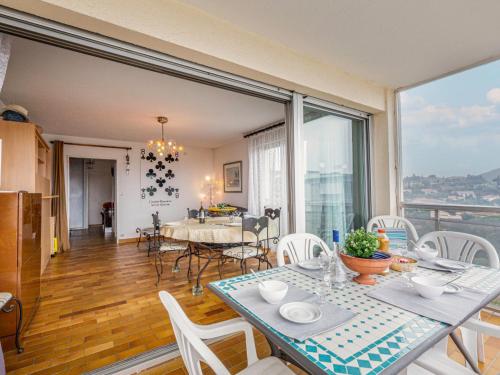 une salle à manger avec une table et une grande fenêtre dans l'établissement Apartment Les Côteaux du Préconil-5 by Interhome, à Sainte-Maxime