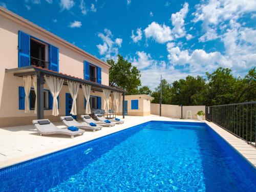 Bazén v ubytovaní Holiday Home My Blue Wish by Interhome alebo v jeho blízkosti