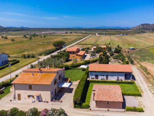 widok z powietrza na dom z pomarańczowymi dachami w obiekcie Apartment Benedetta by Interhome w mieście Castiglione della Pescaia