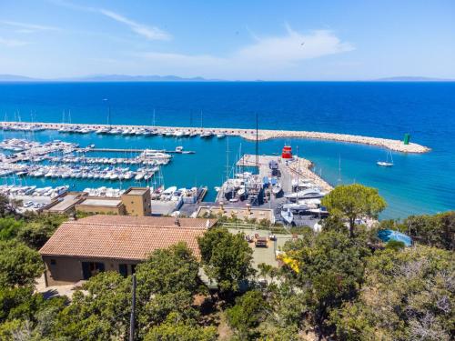 un puerto deportivo con un montón de barcos en el agua en Villa Villa Giuliana by Interhome, en Punta Ala