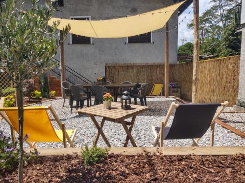Κήπος έξω από το Apartment Dani by Interhome