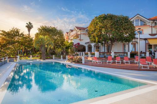 uma piscina em frente a uma casa em Diano Sporting Apartments em Diano Marina