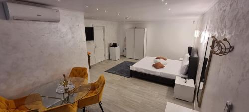 - une chambre avec un lit, une table en verre et des chaises dans l'établissement Brateș Greaca, à Vénus