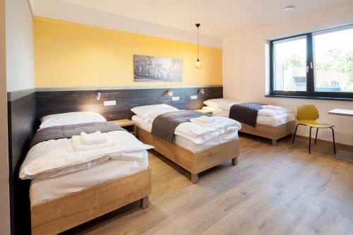 Posteľ alebo postele v izbe v ubytovaní TANKER Apartments & Bistro Čaradice