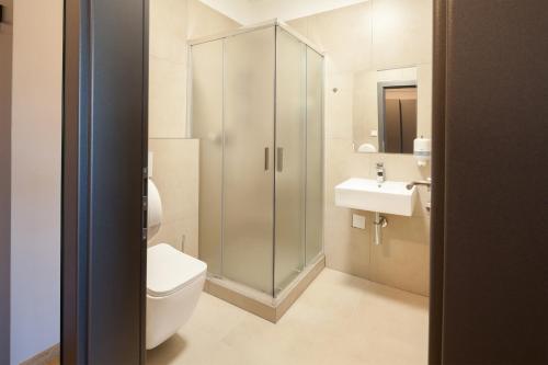Kúpeľňa v ubytovaní TANKER Apartments & Bistro Čaradice