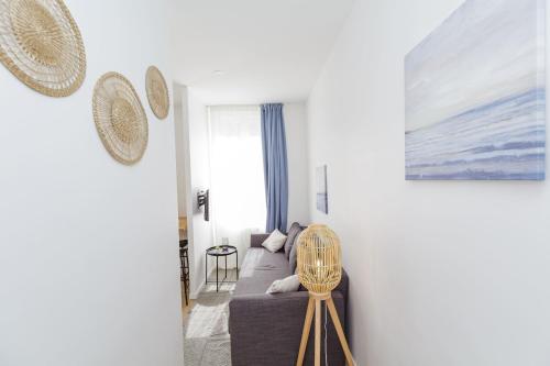 un salon avec un canapé et une chaise dans l'établissement JOLI 23 m Lumineux et Rénové PROCHE Sacré-Cœur, à Paris