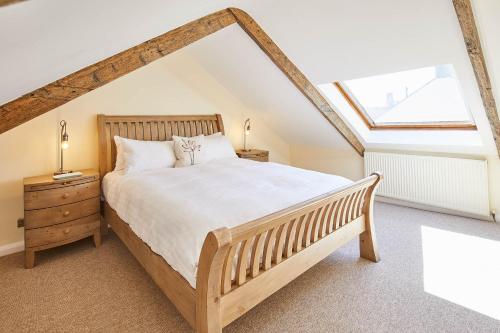 um quarto com uma cama grande e uma clarabóia em Host & Stay - Eden Cottage em Holy Island