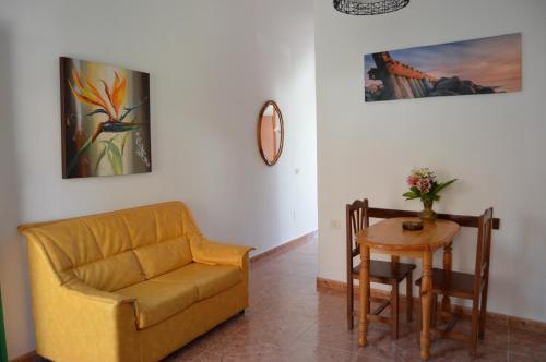 salon z kanapą i stołem w obiekcie Goyo Gomera Apartments w mieście Valle Gran Rey