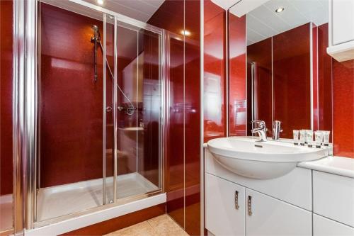 a bathroom with a glass shower and a sink at Chapel Street 42B First floor 1-bedroom apartment, Aberdeen city center in Aberdeen