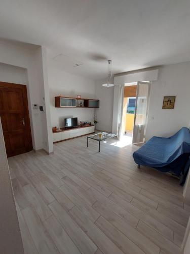 モンテプルチャーノにあるappartamento la crocettaのリビングルーム(ベッド1台付)、キッチンが備わります。