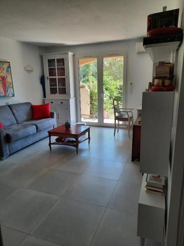 Photo de la galerie de l'établissement rez de jardin zen, 50 m2, aux portes de l Esterel et proche mer, parking gratuit, à Fréjus