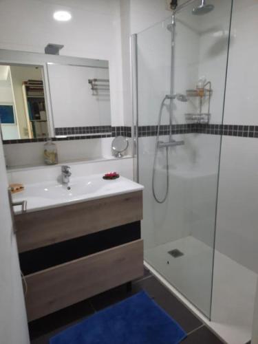 Photo de la galerie de l'établissement rez de jardin zen, 50 m2, aux portes de l Esterel et proche mer, parking gratuit, à Fréjus