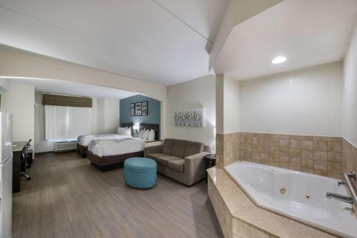 Bathroom sa Sleep Inn & Suites Chesapeake - Portsmouth