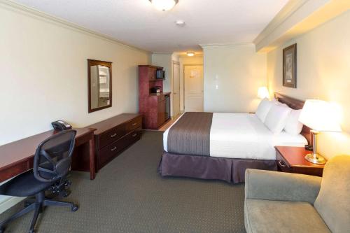 Кровать или кровати в номере Quality Inn & Suites