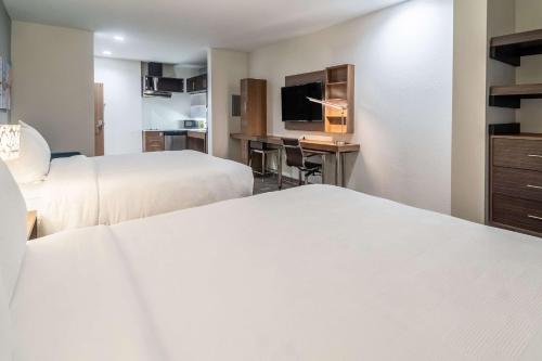 Letto o letti in una camera di MainStay Suites Dallas Northwest - Irving