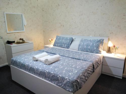 1 dormitorio con 1 cama con 2 toallas en moon valley site jerash en Jarash