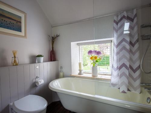 Koupelna v ubytování Climbing Rose Cottage - Dog Friendly - Peaceful Cotswold Cottage