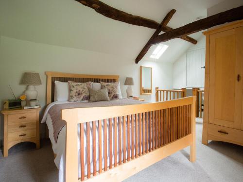 Postel nebo postele na pokoji v ubytování Climbing Rose Cottage - Dog Friendly - Peaceful Cotswold Cottage