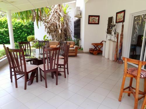 - un salon avec une table et des chaises dans l'établissement L'Epicurien, à Cotonou