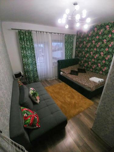 uma sala de estar com um sofá e uma cama em APARTAMENTY WYDMINY em Wydminy