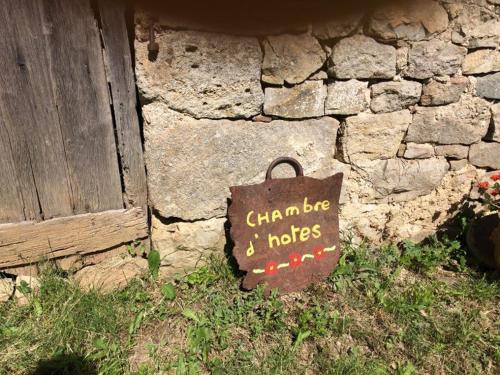 un panneau qui dit cambridge et trous sur un mur de pierre dans l'établissement Chambre d'hôtes avec salon privatif en Cévennes Gardoises, à Saint-Jean-du-Gard