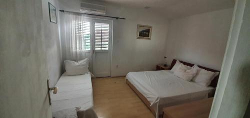 מיטה או מיטות בחדר ב-Apartmani Marijan Zavala
