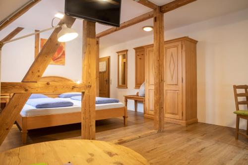 Cama o camas de una habitación en Naturhotel Holzwurm